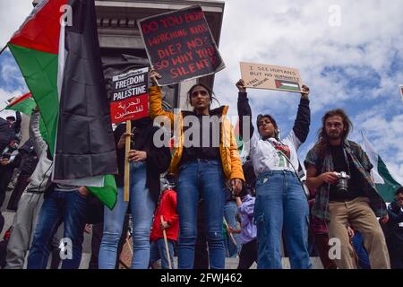 Londres, Royaume-Uni. 22 mai 2021. Les manifestants tiennent des pancartes exprimant leur opinion sur Trafalgar Square lors de la manifestation en Palestine libre.près de 200,000 000 manifestants ont défilé dans le centre de Londres pour soutenir la Palestine et contre ce que les manifestants appellent « l'apartheid israélien ». Crédit : SOPA Images Limited/Alamy Live News Banque D'Images