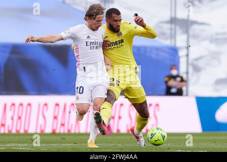 Madrid, Espagne. 22 mai 2021. Luka Modric (Real Madrid CF) et Etienne Capoue (Villarreal CF) en action pendant le match de la Liga 38 entre Real Madrid et Villarreal CF au stade Alfredo Di Stefano.(score final; Villarreal CF 2-1 Real Madrid) Credit: SOPA Images Limited/Alay Live News Banque D'Images