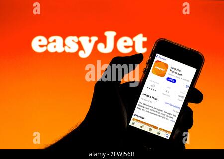 Espagne. 21 mai 2021. Dans cette illustration, une application EasyJet Airlines dans l'App Store affichée sur un smartphone avec le logo EasyJet Airlines en arrière-plan. (Photo de Thiago Prudencio/SOPA Images/Sipa USA) crédit: SIPA USA/Alay Live News Banque D'Images