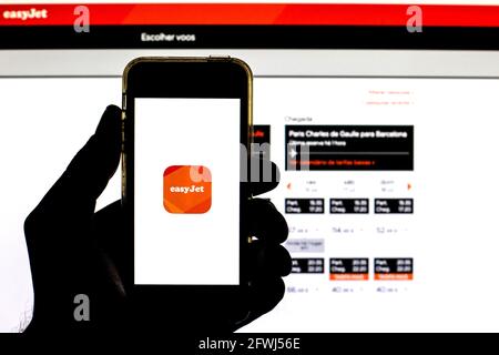 Espagne. 21 mai 2021. Dans cette illustration, une application EasyJet Airlines affichée sur un smartphone avec la page Web EasyJet Airlines en arrière-plan. (Photo de Thiago Prudencio/SOPA Images/Sipa USA) crédit: SIPA USA/Alay Live News Banque D'Images