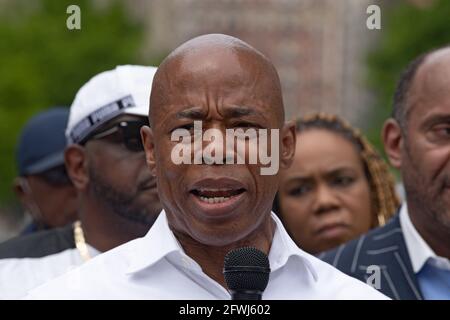 New York, États-Unis. 22 mai 2021. Eric Adams, candidat à la mairie de New York et président du quartier de Brooklyn, s'exprime lors d'un rassemblement des « Pères de Harlem » pour soutenir la campagne mayonnaise d'Eric Adams à Harlem. Crédit : SOPA Images Limited/Alamy Live News Banque D'Images