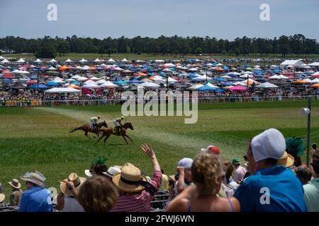 Camden, États-Unis. 22 mai 2021. La foule a rempli le champ de la coupe de la Caroline à Camden.course annuelle de chevaux steeplechase, la coupe de la Caroline est un événement populaire qui détient actuellement le record de participation de 71,000 personnes de la National Steeplechase Association. Crédit : SOPA Images Limited/Alamy Live News Banque D'Images