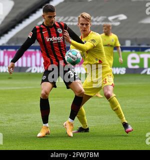 Francfort, Allemagne. 23 mai 2021. Andre Silva (L) de Francfort rivalise avec Philipp Lienhart de Fribourg lors d'un match de football allemand Bundesliga entre Eintracht Frankfurt et SC Freiburg à Francfort, Allemagne, le 22 mai 2021. Credit: Xinhua/Alay Live News Banque D'Images