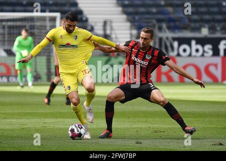 Francfort, Allemagne. 23 mai 2021. Stefan Ilsanker (R) de Francfort vit avec Vincenzo Grifo de Fribourg lors d'un match de football allemand Bundesliga entre Eintracht Frankfurt et SC Freiburg à Francfort, Allemagne, le 22 mai 2021. Credit: Xinhua/Alay Live News Banque D'Images