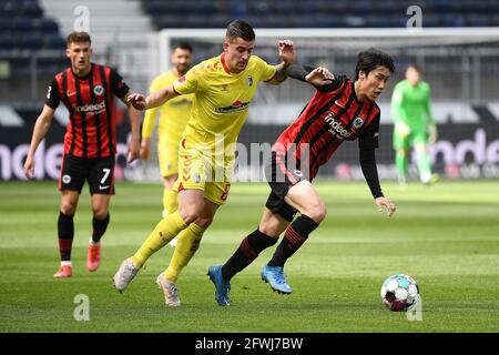 Francfort, Allemagne. 23 mai 2021. Kamada Daichi (R) de Francfort rivalise avec Baptiste Santamaria de Fribourg lors d'un match de football allemand Bundesliga entre Eintracht Frankfurt et SC Freiburg à Francfort, Allemagne, le 22 mai 2021. Credit: Xinhua/Alay Live News Banque D'Images