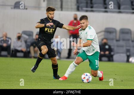 Los Angeles, Californie, États-Unis. 22 mai 2021. Le Colorado Rapids avance Diego Rubio (11) et le Los Angeles FC avance Diego Rossi (9) rivalisent pour le ballon lors d'un match de football MLS entre les Colorado Rapids et le Los Angeles FC, le samedi 22 mai 2021, à Los Angeles. Crédit: Ringo Chiu/ZUMA Wire/Alay Live News Banque D'Images