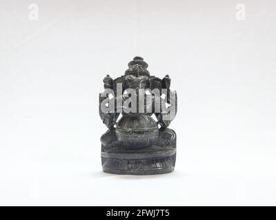 hindou dieu lord ganesh sculpture traditionnelle de roche noire antique dans arrière-plan blanc Banque D'Images