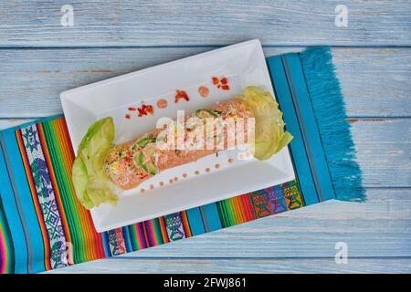 Péruvien traditionnel plat appelé causa faite de purée de piment (AJI) et le jus de lime et remplie de légumes (maïs, pois, carottes) et Banque D'Images