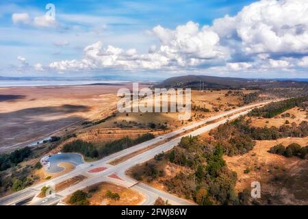 Federal Highway Sydney Canberra en Australie - escale panoramique près du lac George - vue aérienne. Banque D'Images