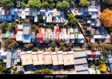 Surry Hills quartier résidentiel dans le centre-ville de Sydney - vue aérienne en haut sur une journée ensoleillée et lumineuse sur les rues et les maisons en terrasse. Banque D'Images