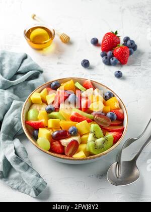 bol de salade de fruits frais colorés sur une table de cuisine Banque D'Images