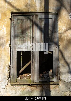 Volets cassés dans un ancien bâtiment Banque D'Images