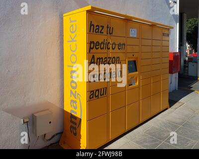 GRENADE, ANDALOUSIE, ESPAGNE. 20 MAI 2021 livraison de colis orange de casier Amazon installé à une station-service. Banque D'Images