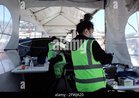 San Francisco, États-Unis. 22 mai 2021. Les membres du personnel travaillent dans un site de vaccination au drive à San Francisco, aux États-Unis, le 22 mai 2021. Crédit : Wu Xiaoling/Xinhua/Alay Live News Banque D'Images