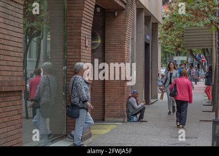 ESPAGNE, Gérone - 11 mai 2021 : rue de la ville. Les passants font des affaires. Photo de stock Banque D'Images