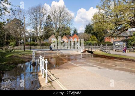 Railway Gatehouse situé à côté du passage à niveau à Brockenhurst, New Forest, Hampshire, Angleterre, Royaume-Uni Banque D'Images