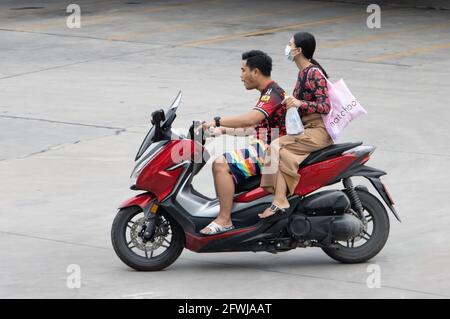 SAMUT PRAKAN, THAÏLANDE, JUILLET 25 2020, le couple se déplace en moto dans la rue. Banque D'Images