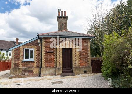 Railway Gatehouse situé à côté du passage à niveau à Brockenhurst, New Forest, Hampshire, Angleterre, Royaume-Uni Banque D'Images