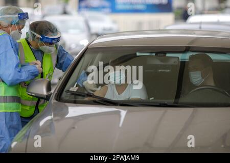 Bucarest, Roumanie - 29 avril 2021 : une femme reçoit le vaccin Covid-19 dans son bras dans sa voiture, dans un centre de vaccination en voiture à Bucarest, en Rome Banque D'Images