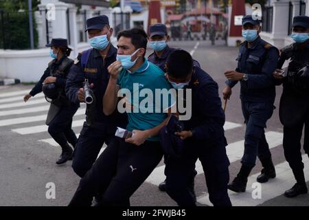 Katmandou, Népal. 23 mai 2021. Le personnel de la police arrête les manifestants affiliés au principal parti d'opposition du Congrès népalais contre la dissolution du Parlement par le Président Bidya Devi Bhandari dans le cadre de l'enfermement pandémique du coronavirus devant la résidence du Président à Katmandou, au Népal, le dimanche 23 mai 2021. Le Président a convoqué des élections anticipées prévues pour novembre 12 et novembre 19. Crédit: Skanda Gautam/ZUMA Wire/Alay Live News Banque D'Images