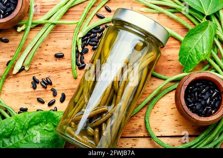 Gousses de niébé avec haricots et un pot de niébé en conserve.légumes usine Banque D'Images