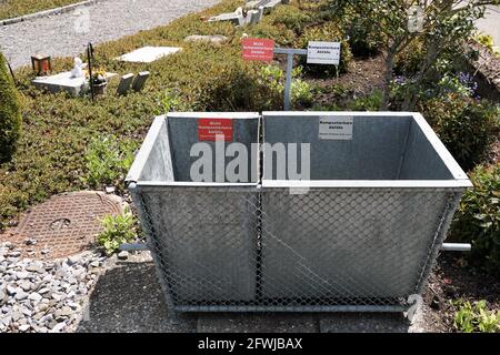 Vue avant de deux conteneurs métalliques avec étiquettes pour déchets compostables et non compostables. Banque D'Images