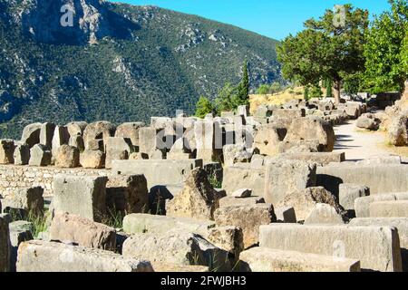 Delphes, Grèce : ruines pittoresques sur fond de montagnes vertes, centre de la culture grecque. UNESCO. Banque D'Images