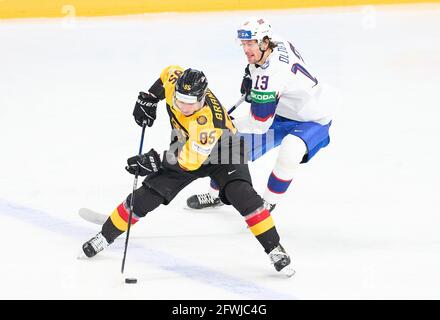 Riga, Lettonie. 22 mai 2021. Marcel BRANDT, DEB 85 concourir, lutte pour le palet contre OLDEN Sondre #13 NORVÈGE - ALLEMAGNE Championnat DU MONDE DE HOCKEY SUR GLACE de l'IIHF Groupe B à Riga, Lettonie, Lettland, 22 mai 2021, Saison 2020/2021 © Peter Schatz / Alamy Live News crédit: Peter Schatz/Alamy Live News Banque D'Images