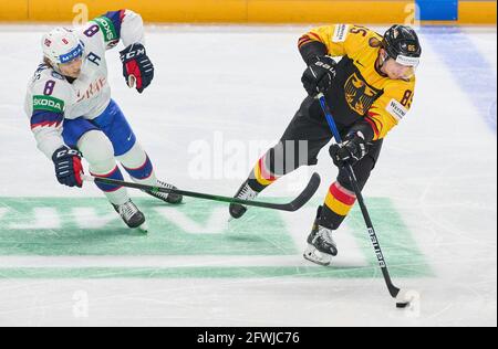 Riga, Lettonie. 22 mai 2021. Marcel BRANDT, DEB 85 concourir, lutte pour le palet contre Mathias TRETTENES, #8 de Norvège NORVÈGE - ALLEMAGNE 1-5 Championnat DU MONDE DE HOCKEY SUR GLACE de l'IIHF Groupe B à Riga, Lettonie, Lettland, 22 mai 2021, Saison 2020/2021 © Peter Schatz / Alamy Live News crédit: Peter Schatz/Alamy Live News Banque D'Images