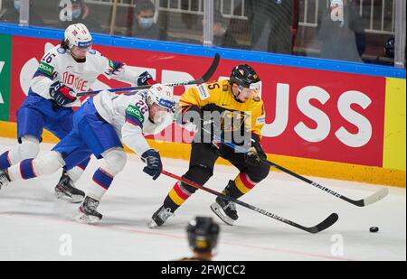 Riga, Lettonie. 22 mai 2021. Marcel BRANDT, DEB 85 concourir, lutte pour le palet contre Martin ROYMARK, #22 de Norvège Magnus BREKKE HENRIKSEN, #16 de Norvège NORVÈGE NORVÈGE Norvège - ALLEMAGNE 1-5 Championnat DU MONDE DE HOCKEY SUR GLACE de l'IIHF Groupe B à Riga, Lettonie, Lettland, 22 mai 2021, Saison 2020/2021 © Peter Schatz / Alamy Live News crédit: Peter Schatz/Alamy Live News Banque D'Images