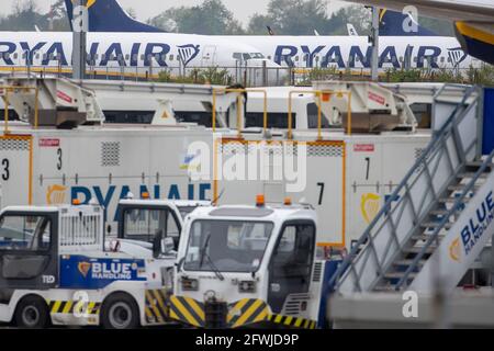 La photo datée du 14 mai montre les avions Ryanair et les équipements auxiliaires stationnés à l'aéroport de Stansted dans l'Essex. Aujourd'hui, la compagnie a annoncé des pertes de 702 millions de livres. Ryanair a rapporté aujourd'hui une perte annuelle record de 702 millions de livres après impôts après que les restrictions de Covid-19 l'ont forcé à mettre au rebut plus de 80% des vols, mais la compagnie aérienne a déclaré qu'il y avait des signes que la reprise avait commencé. Ryanair a déclaré qu'elle avait volé 27.5 millions de passagers au cours de son exercice terminé mars, en baisse par rapport à 149 millions l'année précédente dans ce qu'elle a appelé le plus difficile de son histoire. La compagnie aérienne a réitéré ses prévisions concernant les numéros de passagers pour le cur Banque D'Images