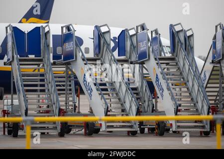 La photo datée du 14 mai montre les avions Ryanair et les équipements auxiliaires stationnés à l'aéroport de Stansted dans l'Essex. Aujourd'hui, la compagnie a annoncé des pertes de 702 millions de livres. Ryanair a rapporté aujourd'hui une perte annuelle record de 702 millions de livres après impôts après que les restrictions de Covid-19 l'ont forcé à mettre au rebut plus de 80% des vols, mais la compagnie aérienne a déclaré qu'il y avait des signes que la reprise avait commencé. Ryanair a déclaré qu'elle avait volé 27.5 millions de passagers au cours de son exercice terminé mars, en baisse par rapport à 149 millions l'année précédente dans ce qu'elle a appelé le plus difficile de son histoire. La compagnie aérienne a réitéré ses prévisions concernant les numéros de passagers pour le cur Banque D'Images