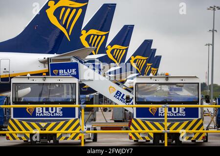 La photo datée du 14 mai montre les avions Ryanair et les équipements auxiliaires stationnés à l'aéroport de Stansted dans l'Essex. Aujourd'hui, la compagnie a annoncé des pertes de 702 millions de livres. Ryanair a rapporté aujourd'hui une perte annuelle record de 702 millions de livres après impôts après que les restrictions de Covid-19 l'ont forcé à mettre au rebut plus de 80% des vols, mais la compagnie aérienne a déclaré qu'il y avait des signes que la reprise avait commencé. Ryanair a déclaré qu'elle avait volé 27.5 millions de passagers au cours de son exercice terminé mars, en baisse par rapport à 149 millions l'année précédente dans ce qu'elle a appelé le plus difficile de son histoire. La compagnie aérienne a réitéré ses prévisions concernant les numéros de passagers pour le cur Banque D'Images