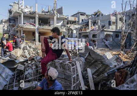 Les Palestiniens s'assoient parmi les décombres de leurs maisons détruites après le cessez-le-feu entre Israël et les militants de Gaza dans la ville de Beit Hanoun, dans le nord de la bande de Gaza. Après 11 jours de combats, le cessez-le-feu est entré en vigueur entre Israël et les militants de la bande de Gaza, sous la supervision d'une initiative égyptienne visant à mettre fin à un incendie inconditionnel. Selon le Ministère palestinien de la santé, au moins 232 Palestiniens ont été tués lors de l'attaque israélienne, tandis qu'au moins 12 Israélites ont été tués lors d'attaques à la roquette en provenance de Gaza. (Photo de Mahmoud Issa/SOPA Images/Sipa USA) Banque D'Images