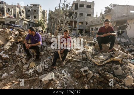 Les Palestiniens s'assoient parmi les décombres de leurs maisons détruites après le cessez-le-feu entre Israël et les militants de Gaza dans la ville de Beit Hanoun, dans le nord de la bande de Gaza. Après 11 jours de combats, le cessez-le-feu est entré en vigueur entre Israël et les militants de la bande de Gaza, sous la supervision d'une initiative égyptienne visant à mettre fin à un incendie inconditionnel. Selon le Ministère palestinien de la santé, au moins 232 Palestiniens ont été tués lors de l'attaque israélienne, tandis qu'au moins 12 Israélites ont été tués lors d'attaques à la roquette en provenance de Gaza. (Photo de Mahmoud Issa/SOPA Images/Sipa USA) Banque D'Images