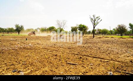 07 mai 2021 - Reengus, Sikar, Inde. Un agriculteur indien prépare son champ dans un tracteur prêt pour le printemps. Agriculteur qui épandre de l'engrais avec une nouvelle agriculture Banque D'Images