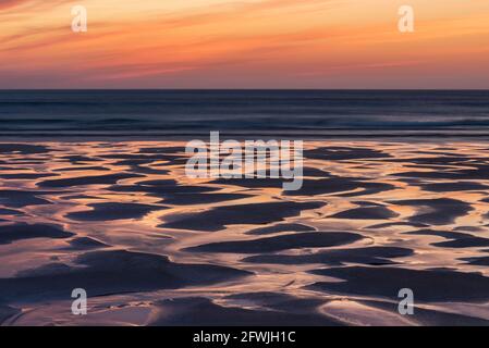 Des images de paysage absolument extraordinaires de la plage de Holywell Bay dans les Cornouailles Royaume-Uni pendant le coucher de soleil doré de Hojur au printemps Banque D'Images