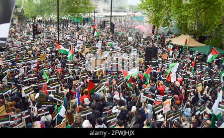 Londres, Royaume-Uni. 22 mai 2021. Foule de manifestants au Victoria Embankment. Près de 200,000 manifestants ont défilé dans le centre de Londres pour soutenir la Palestine et contre ce que les manifestants appellent l'« apartheid israélien ». Banque D'Images