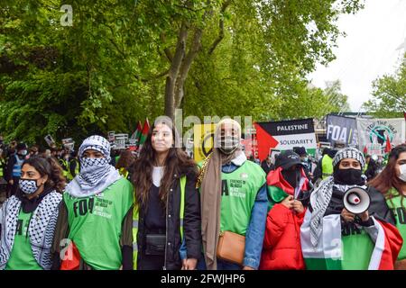 Londres, Royaume-Uni. 22 mai 2021. Manifestants au Victoria Embankment. Près de 200,000 manifestants ont défilé dans le centre de Londres pour soutenir la Palestine et contre ce que les manifestants appellent l'« apartheid israélien ». Banque D'Images