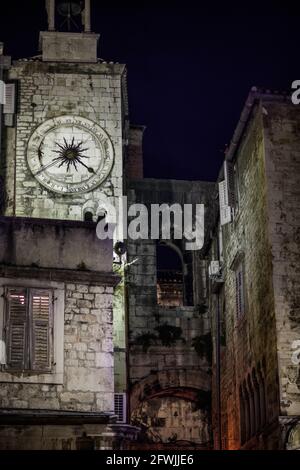 L'horloge de la vieille ville (Une tour romane avec une horloge de la ville de la Renaissance ) Et l'entrée adjacente au Palais de Dioclétien par la grille en fer dans l'ancien à Banque D'Images