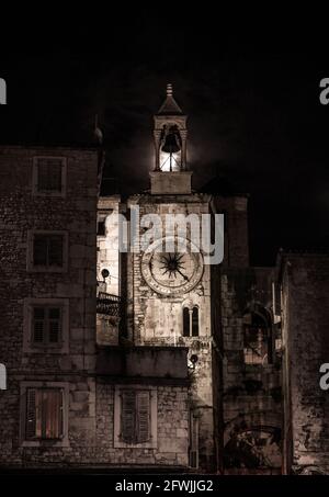 L'horloge de la vieille ville (Une tour romane avec une horloge de la ville de la Renaissance ) Et l'entrée adjacente au Palais de Dioclétien par la grille en fer dans l'ancien à Banque D'Images