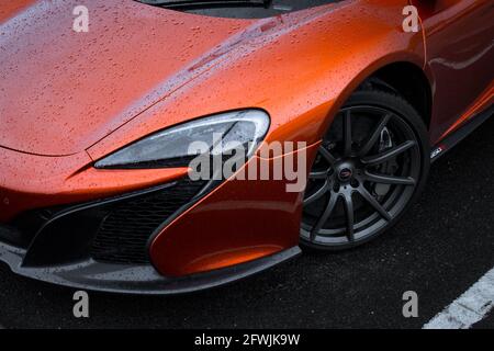 Les roues avant en alliage gris satiné et les phares au xénon avant D'UNE McLaren 650S coupé Supercar orange Volcano 2015 Banque D'Images