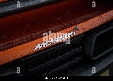 L'emblème McLaren Bonnet à l'avant D'UN volcan Coupé Supercar orange 2015 McLaren 650S Banque D'Images