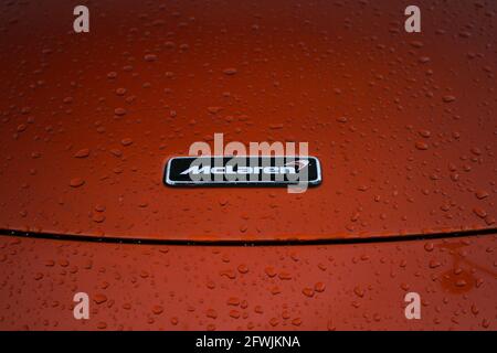 L'emblème McLaren Bonnet à l'avant D'UN volcan Coupé Supercar orange 2015 McLaren 650S Banque D'Images