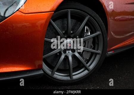 Les roues avant en alliage gris satiné et les phares au xénon avant D'UNE McLaren 650S coupé Supercar orange Volcano 2015 Banque D'Images