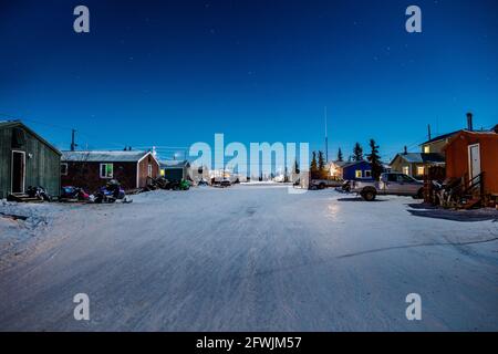 Le village indigène de Noorvik dans l'arctique de l'Alaska la nuit. Nord-Ouest de l'Arctique, Alaska, États-Unis Banque D'Images