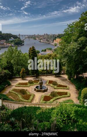 Vue sur le pont Arrábida sur le fleuve Douro depuis un magnifique jardin du parc - 'Palácio de Cristal', Porto, Portugal Banque D'Images