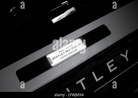 La plaque en chrome Bentley Motors Crewe sur le seuil de porte d'Un cabriolet Bentley Continental GTC 2019 Banque D'Images