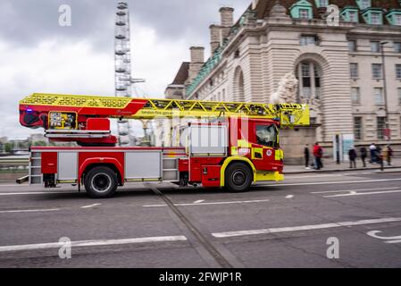 Moteur d'incendie de l'échelle de la plaque tournante de la brigade des pompiers de Londres Scania L360 Magirus ladder, appareil numéro A243 de la caserne de pompiers de Soho, sur le pont de Westminster Banque D'Images