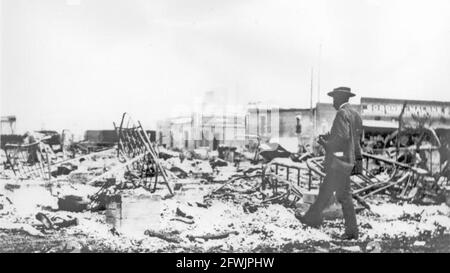 MASSACRE DE TULSA, district de Greenwood, Tulsa, Oklahoma, 31 mai-1er juin 1921. Bâtiments brûlés et détruits. Banque D'Images